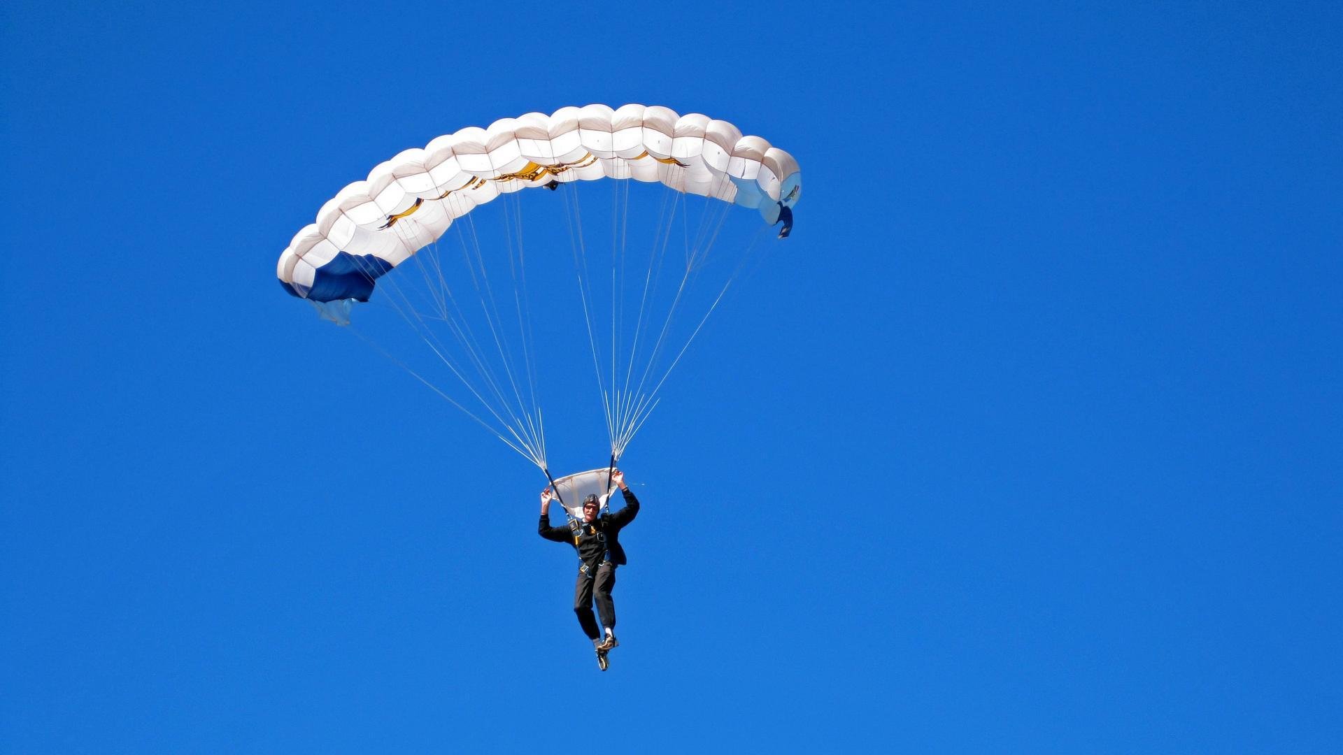 女子蝶泳赛场再现张雨霏风采,张雨霏晋级蝶泳决赛视频