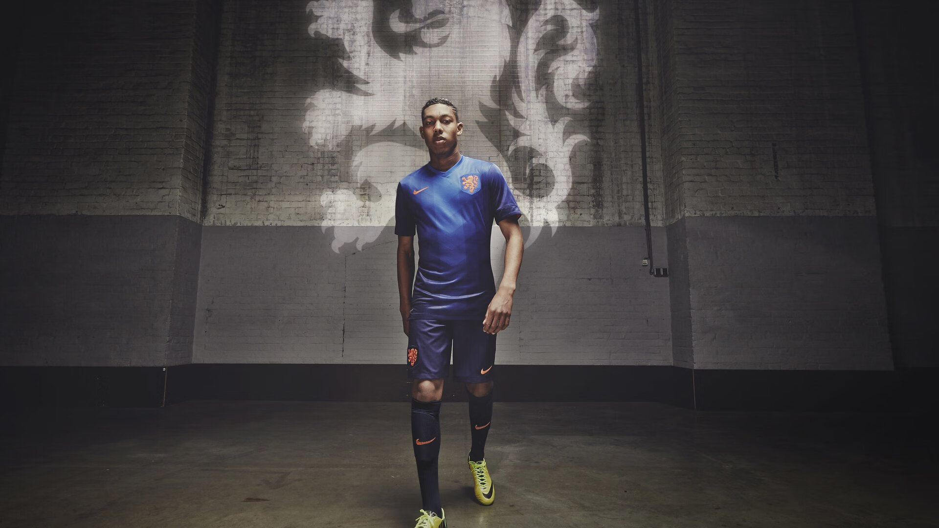 自由泳冲刺阶段技术动作更有力，自由泳短距离冲刺