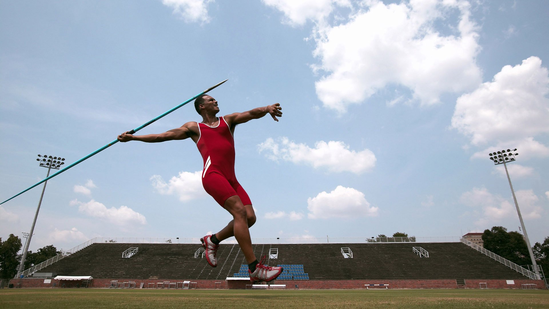 9体育-“韧劲十足，强队挑战记录，比赛啸声震天”，韧劲十足是成语吗